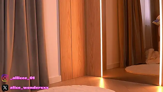 VanessaSimon online show from March 29, 6:15 am