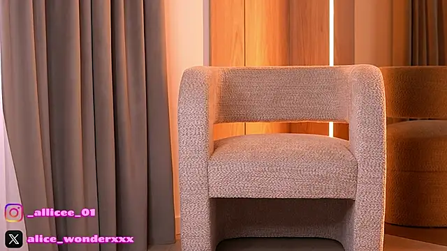 VanessaSimon online show from April 1, 6:15 am