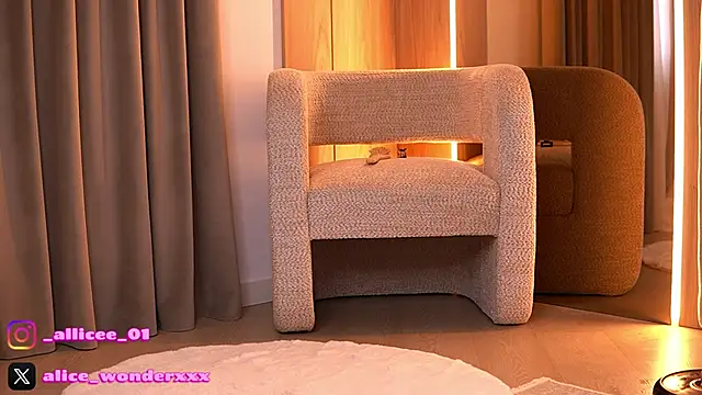 VanessaSimon online show from March 22, 6:15 am