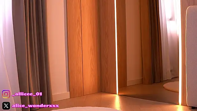 VanessaSimon online show from March 14, 6:30 am