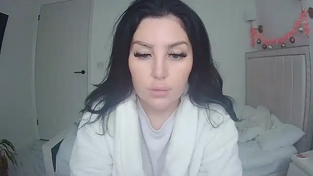 Snapshot of magical_mia chatting on December 4, 10:47 am magical mia online show from December 4, 10:47 am