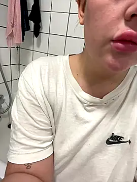 Snapshot of magical_mia chatting on November 7, 10:31 am magical mia online show from November 7, 10:31 am