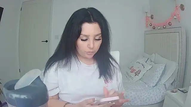 Snapshot of magical_mia chatting on December 16, 1:59 pm magical mia online show from December 16, 1:59 pm