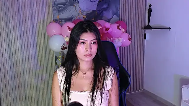 Snapshot of LissaWiild chatting on June 24, 8:17 pm LissaWiild online show from June 24, 8:17 pm