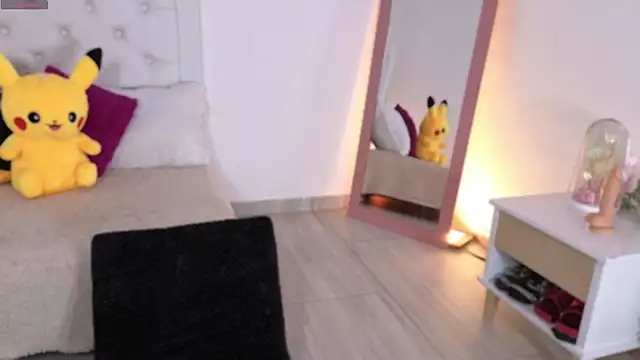 Snapshot of little_kawaiigirl_ chatting on January 8, 1:00 am little kawaiigirl online show from January 8, 1:00 am