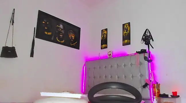 Snapshot of Kendall_Hotsexy_x chatting on December 5, 4:17 pm Kendall Hotsexy x online show from December 5, 4:17 pm