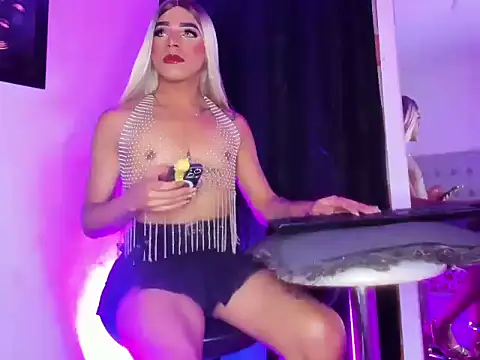 Snapshot of Kendall_Hotsexy_x chatting on October 18, 2:13 am Kendall Hotsexy x online show from October 18, 2:13 am