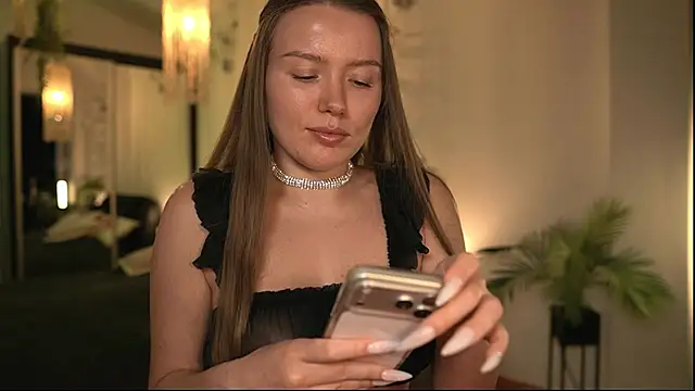 DaisyStacey online show from June 19, 5:52 pm
