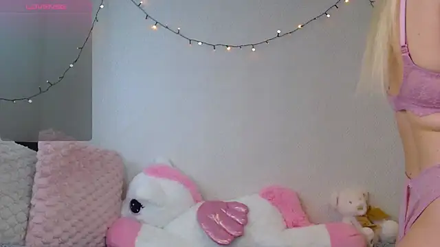 Snapshot of Nicole_blonde0 chatting on October 8, 10:28 am Nicole blonde0 online show from October 8, 10:28 am