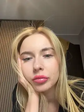 Snapshot of Nicole_blonde0 chatting on February 7, 12:09 am Nicole blonde0 online show from February 7, 12:09 am
