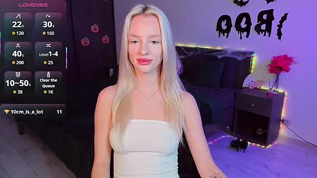 Snapshot of AleksaBlonde chatting on October 24, 5:28 am AleksaBlonde online show from October 24, 5:28 am