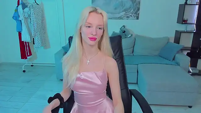 Snapshot of AleksaBlonde chatting on January 29, 2:21 pm AleksaBlonde online show from January 29, 2:21 pm