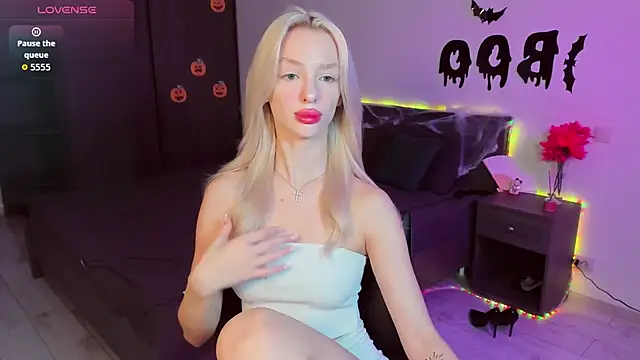 Snapshot of AleksaBlonde chatting on October 23, 11:09 am AleksaBlonde online show from October 23, 11:09 am