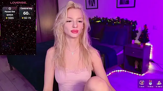 Snapshot of AleksaBlonde chatting on December 15, 7:03 am AleksaBlonde online show from December 15, 7:03 am