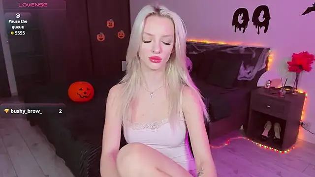 Snapshot of AleksaBlonde chatting on November 3, 5:34 am AleksaBlonde online show from November 3, 5:34 am