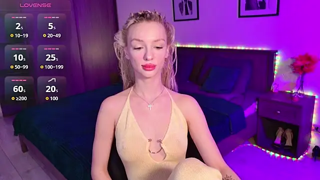 Snapshot of AleksaBlonde chatting on November 27, 5:52 am AleksaBlonde online show from November 27, 5:52 am