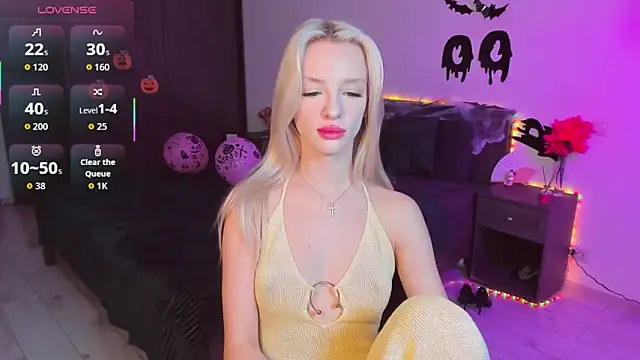 Snapshot of AleksaBlonde chatting on October 29, 5:17 am AleksaBlonde online show from October 29, 5:17 am