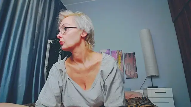 Snapshot of HelgaHimmell chatting on March 12, 11:44 pm HelgaHimmell online show from March 12, 11:44 pm