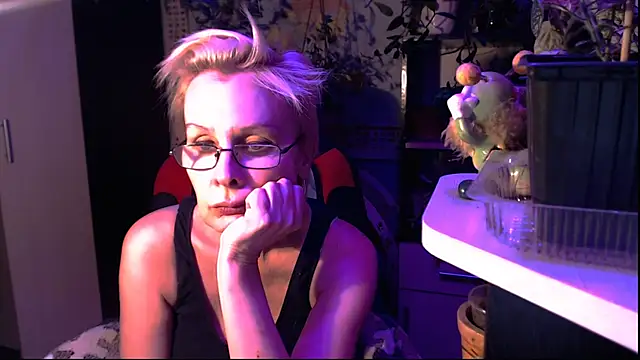 Snapshot of HelgaHimmell chatting on May 25, 7:01 pm HelgaHimmell online show from May 25, 7:01 pm