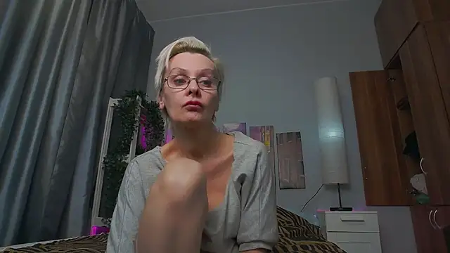 Snapshot of HelgaHimmell chatting on February 27, 2:25 am HelgaHimmell online show from February 27, 2:25 am