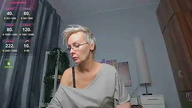 Snapshot of HelgaHimmell chatting on February 5, 3:45 am HelgaHimmell online show from February 5, 3:45 am
