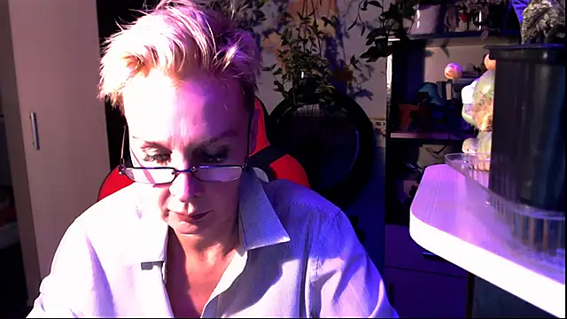 Snapshot of HelgaHimmell chatting on June 11, 9:34 pm HelgaHimmell online show from June 11, 9:34 pm