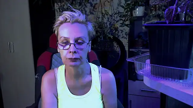 Snapshot of HelgaHimmell chatting on July 17, 4:15 pm HelgaHimmell online show from July 17, 4:15 pm