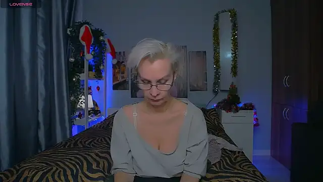 Snapshot of HelgaHimmell chatting on January 5, 12:42 am HelgaHimmell online show from January 5, 12:42 am