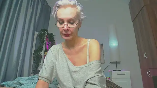 Snapshot of HelgaHimmell chatting on March 1, 9:40 am HelgaHimmell online show from March 1, 9:40 am