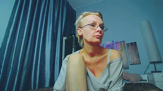 Snapshot of HelgaHimmell chatting on March 16, 1:07 am HelgaHimmell online show from March 16, 1:07 am