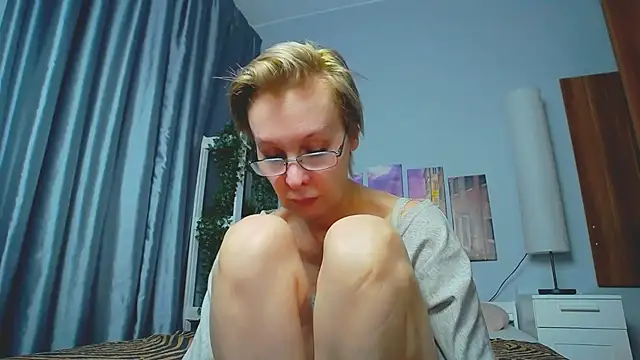 Snapshot of HelgaHimmell chatting on March 10, 1:12 am HelgaHimmell online show from March 10, 1:12 am