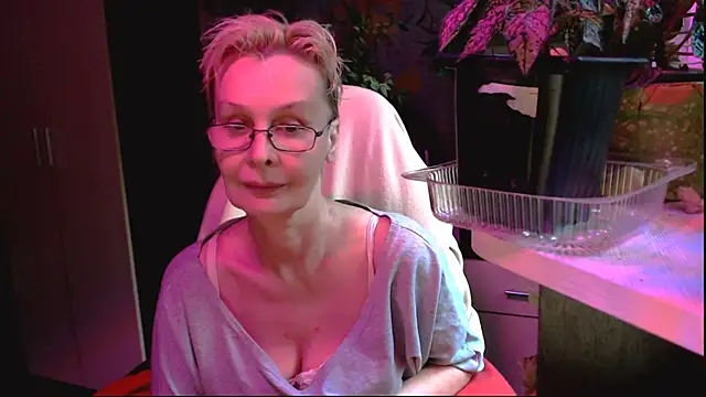 Snapshot of HelgaHimmell chatting on June 30, 5:24 pm HelgaHimmell online show from June 30, 5:24 pm