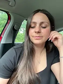 Snapshot of Loella-Rose chatting on June 4, 12:32 pm Loella-Rose online show from June 4, 12:32 pm