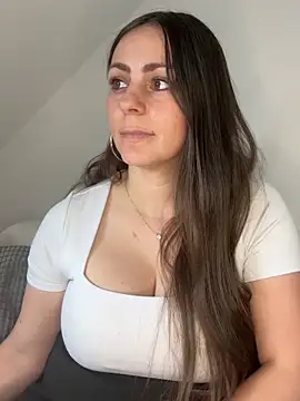 Snapshot of Loella-Rose chatting on June 9, 7:31 am Loella-Rose online show from June 9, 7:31 am