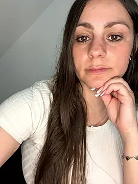 Snapshot of Loella-Rose chatting on May 17, 9:26 pm Loella-Rose online show from May 17, 9:26 pm