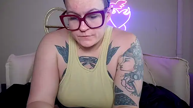 Snapshot of quinnmariexo chatting on February 2, 6:29 pm quinnmariexo online show from February 2, 6:29 pm