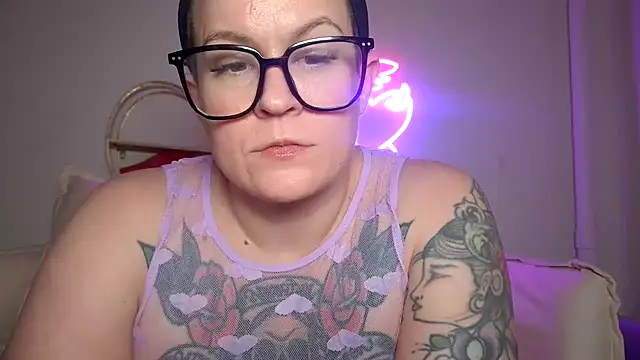 Snapshot of quinnmariexo chatting on February 8, 6:11 am quinnmariexo online show from February 8, 6:11 am