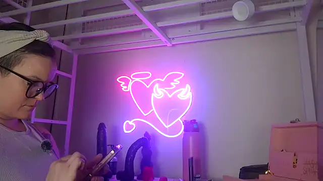 Snapshot of quinnmariexo chatting on February 17, 5:27 am quinnmariexo online show from February 17, 5:27 am