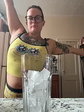 quinnmariexo online show from April 15, 4:00 pm