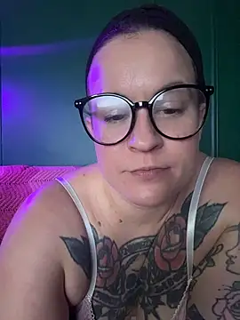 Snapshot of quinnmariexo chatting on June 11, 2:33 am quinnmariexo online show from June 11, 2:33 am
