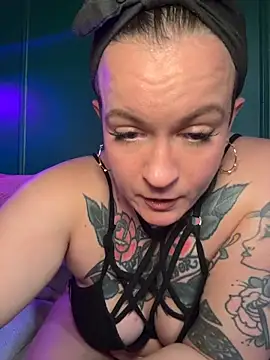 Snapshot of quinnmariexo chatting on June 21, 10:04 pm quinnmariexo online show from June 21, 10:04 pm