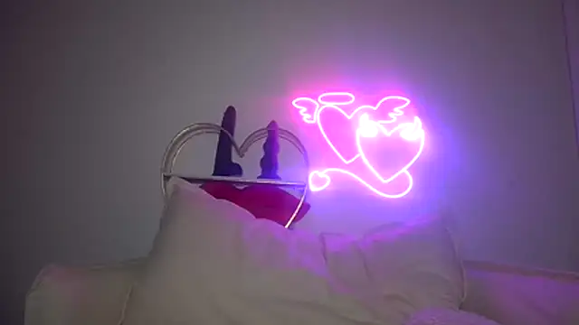 Snapshot of quinnmariexo chatting on February 10, 7:18 am quinnmariexo online show from February 10, 7:18 am