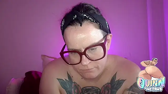 Snapshot of quinnmariexo chatting on November 15, 2:43 pm quinnmariexo online show from November 15, 2:43 pm