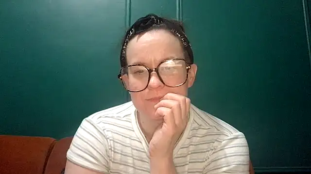 Snapshot of quinnmariexo chatting on October 23, 2:32 am quinnmariexo online show from October 23, 2:32 am