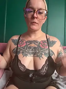 quinnmariexo online show from April 21, 6:25 pm