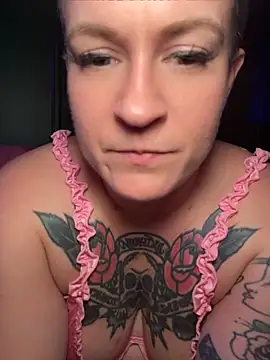 Snapshot of quinnmariexo chatting on June 8, 1:50 am quinnmariexo online show from June 8, 1:50 am