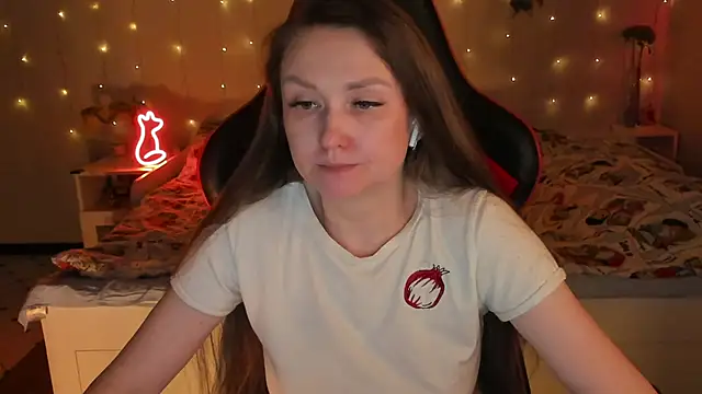 desperatehousewife   online show from April 6, 7:04 pm