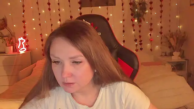 desperatehousewife   online show from February 14, 7:03 pm