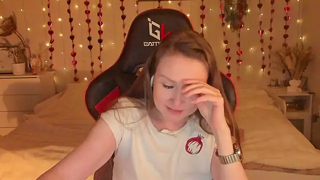 desperatehousewife   online show from February 13, 7:03 pm