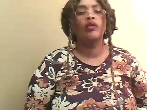 Snapshot of SexxyBoob chatting on June 27, 11:05 am SexxyBoob online show from June 27, 11:05 am